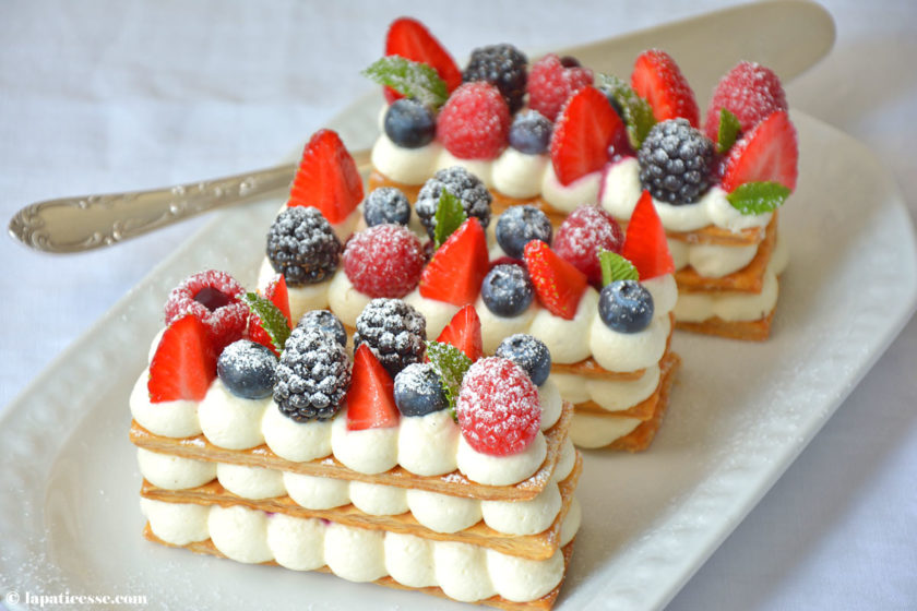 Mille-feuille mit Beeren und roten Früchten »Mille-feuille aux fruits ...