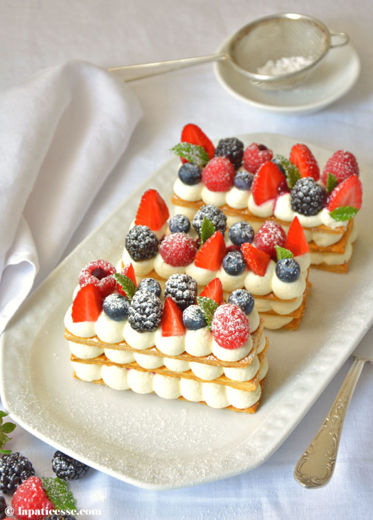 Mille-feuille mit Beeren und roten Früchten »Mille-feuille aux fruits ...