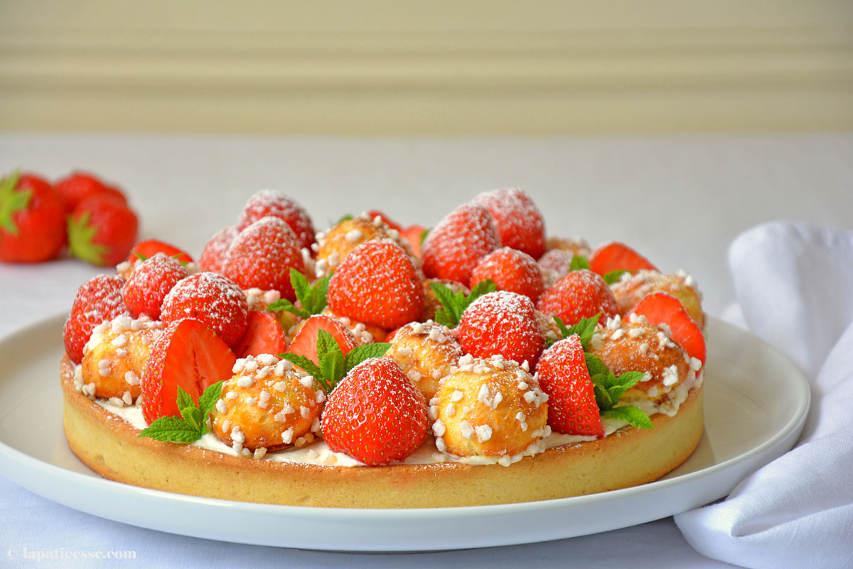 Tarte chouquettes aux fraises Erdbeertarte mit Windbeutelchen Rezept