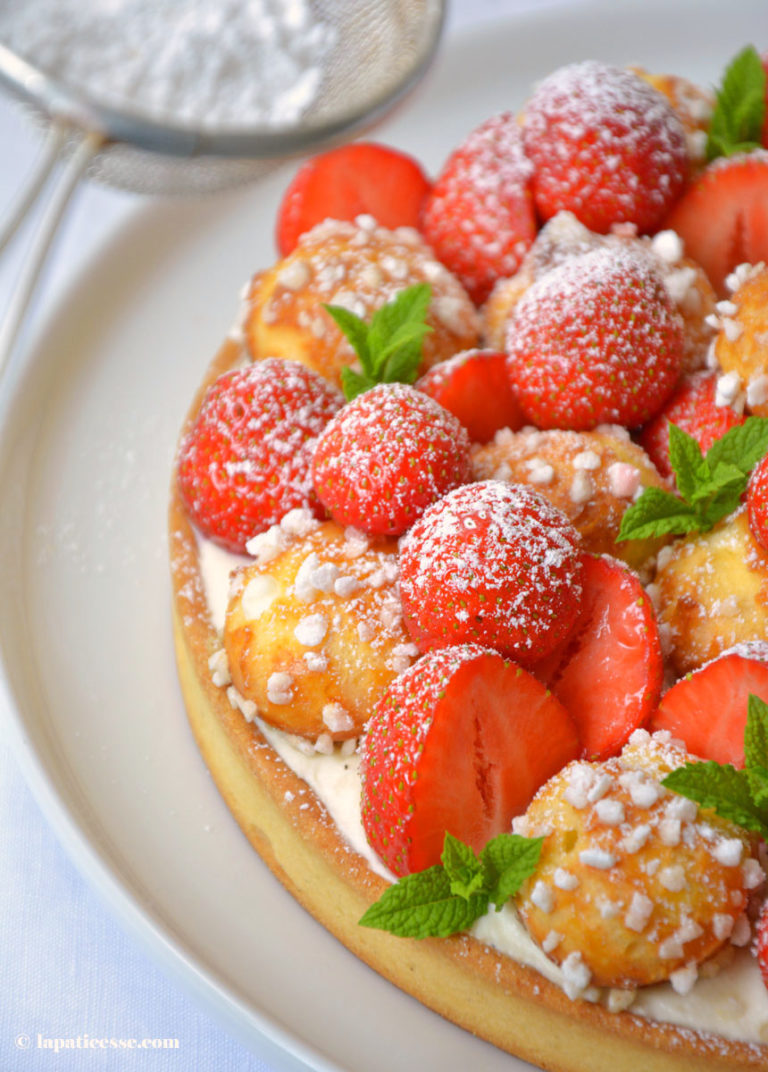 Erdbeertarte mit Windbeutelchen und Vanille-Sahne »Tarte chouquettes ...
