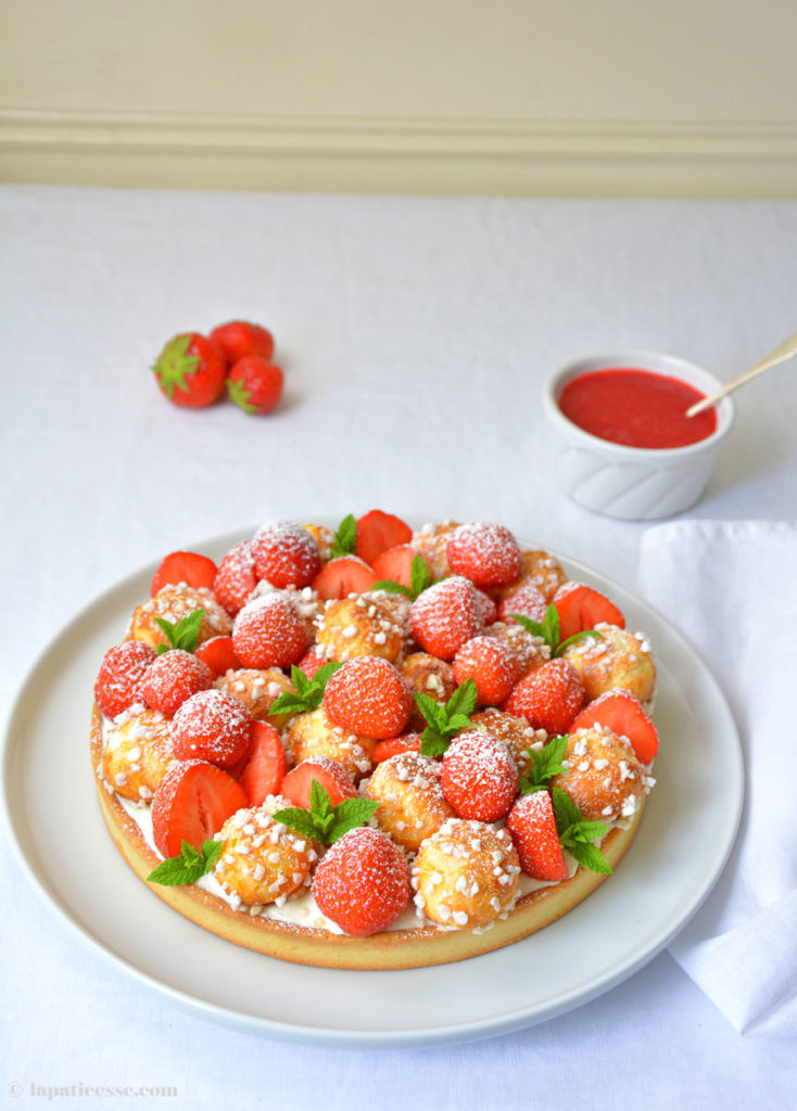 Tarte chouquettes aux fraises Erdbeertarte Rezept mit Windbeuteln Sauce