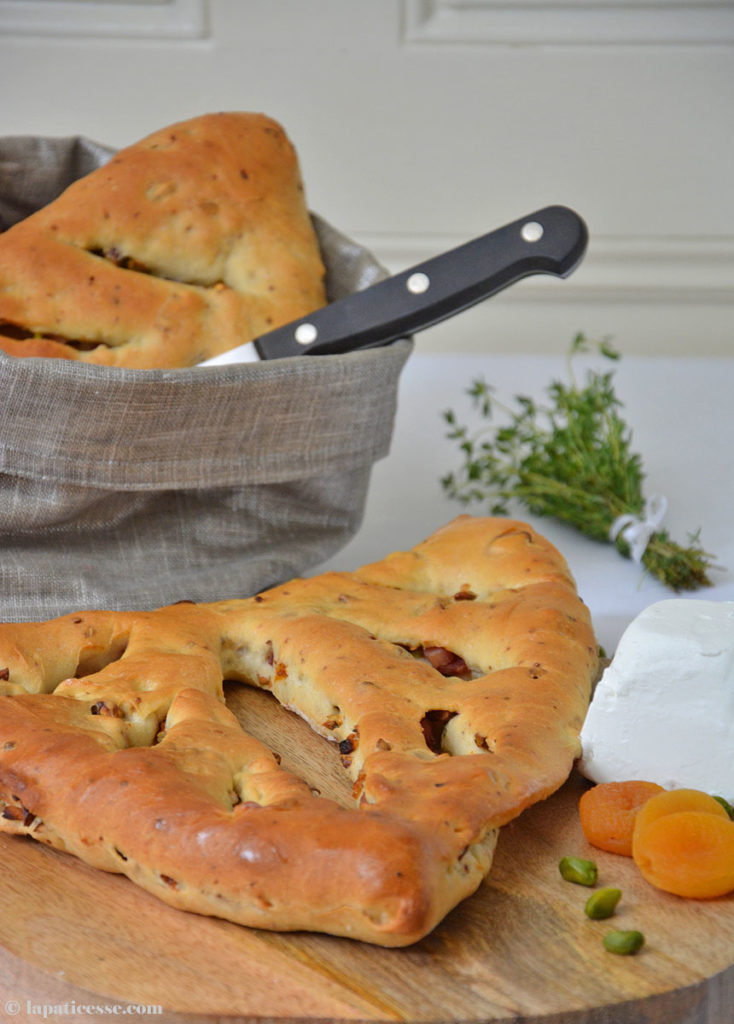 Rezept Fougasse mit Pistazien oder Fougasse à la pistache gefüllt mit Pistazien, Aprikosen und Bacon