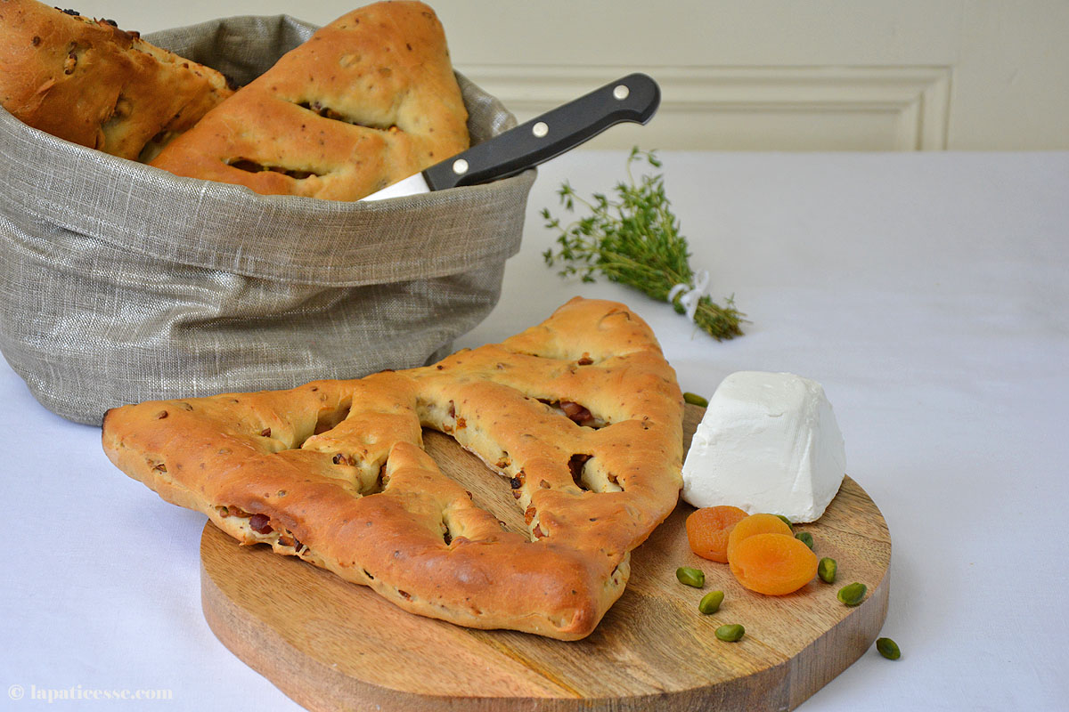 Fougasse Rezept mit Pistazien, Speck und Aprikosen