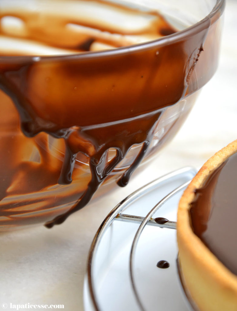 Schokoladen-Tarte mit Nüssen und Trockenfrüchten »Tarte au chocolat et ...