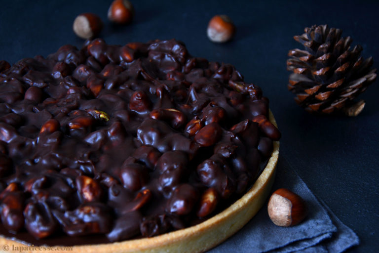 Schokoladen-Tarte mit Nüssen und Trockenfrüchten »Tarte au chocolat et ...
