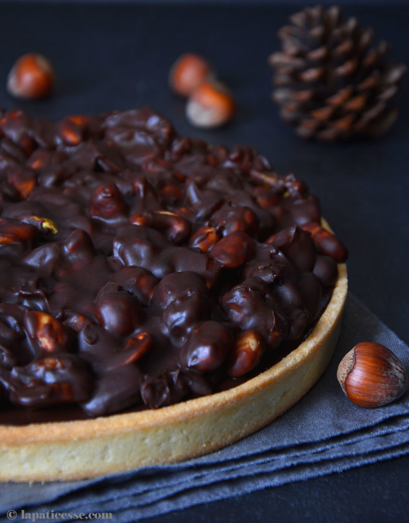 Schokoladen-Tarte mit Nüssen und Trockenfrüchten »Tarte au chocolat et ...