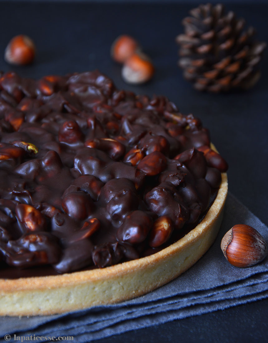 Schokoladen-Tarte mit Nüssen und Trockenfrüchten »Tarte au chocolat et ... Schokoladen-Tarte mit Nüssen und Trockenfrüchten »Tarte au chocolat et ...