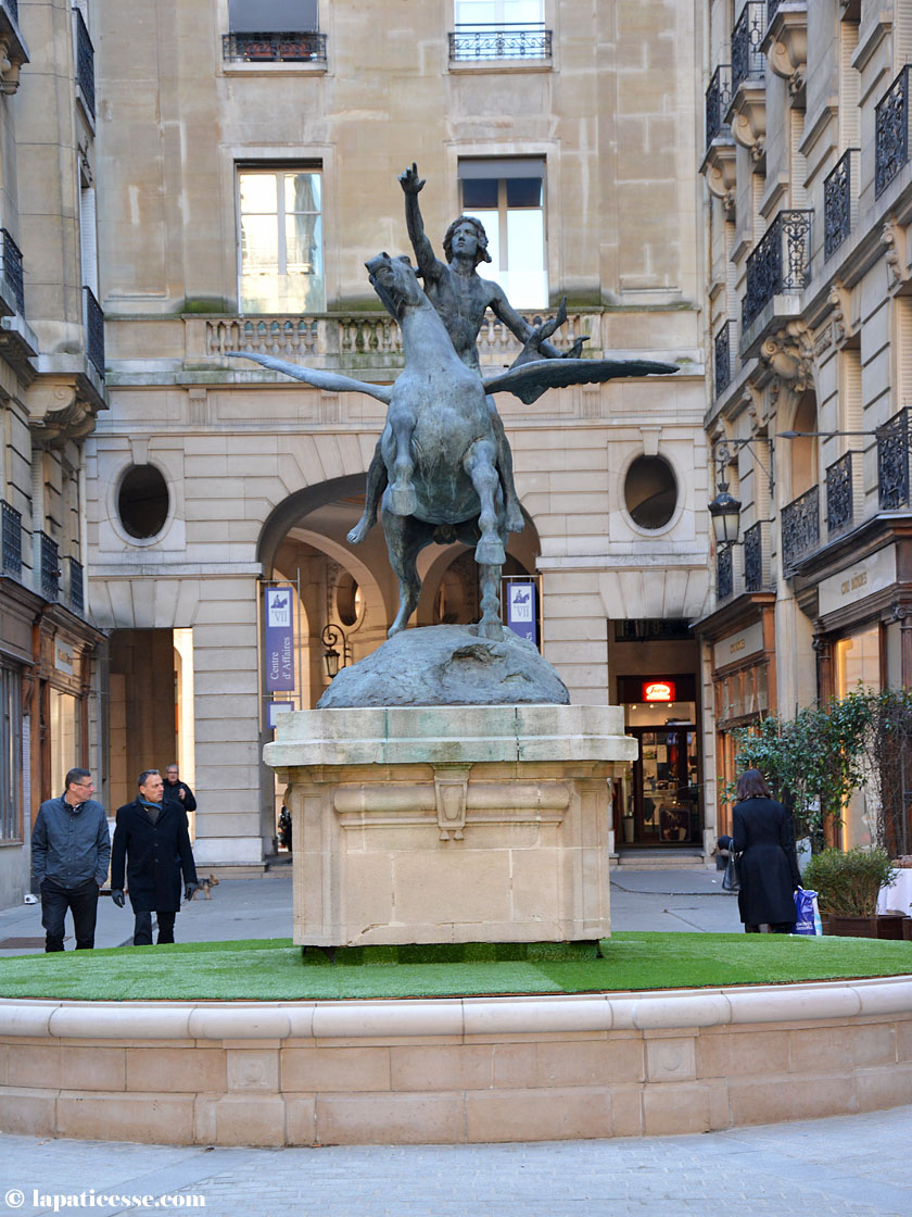 Paris Poète chevauchant Pégase Square de l'Opéra Louis Jouvet