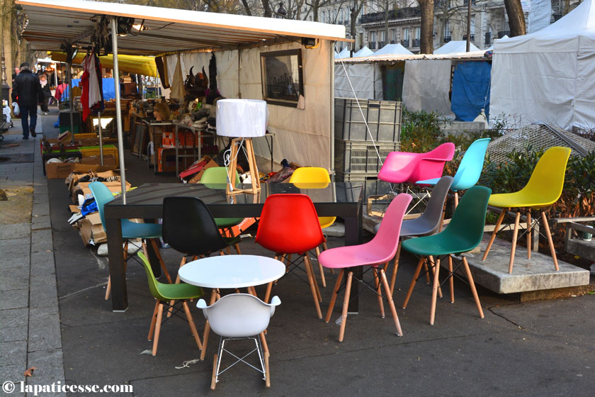 Paris Flohmarkt Eams Stühle bunt