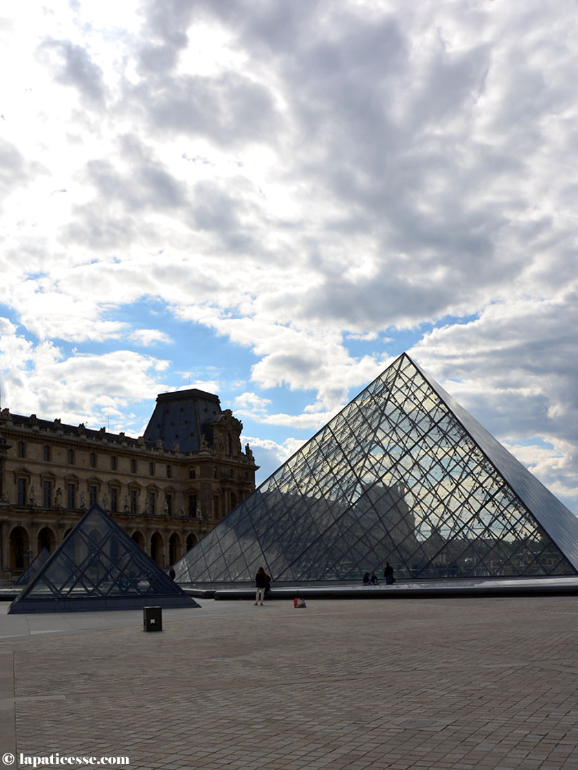 Himmel über Paris Pyramiden vom Louvre