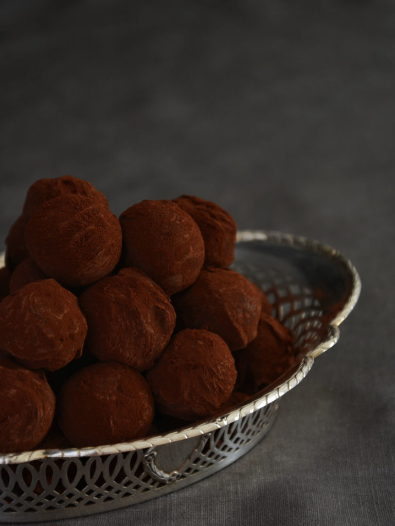 Schokoladentrüffel mit Orange &amp; Zimtblüten »Truffes au chocolat à l ...