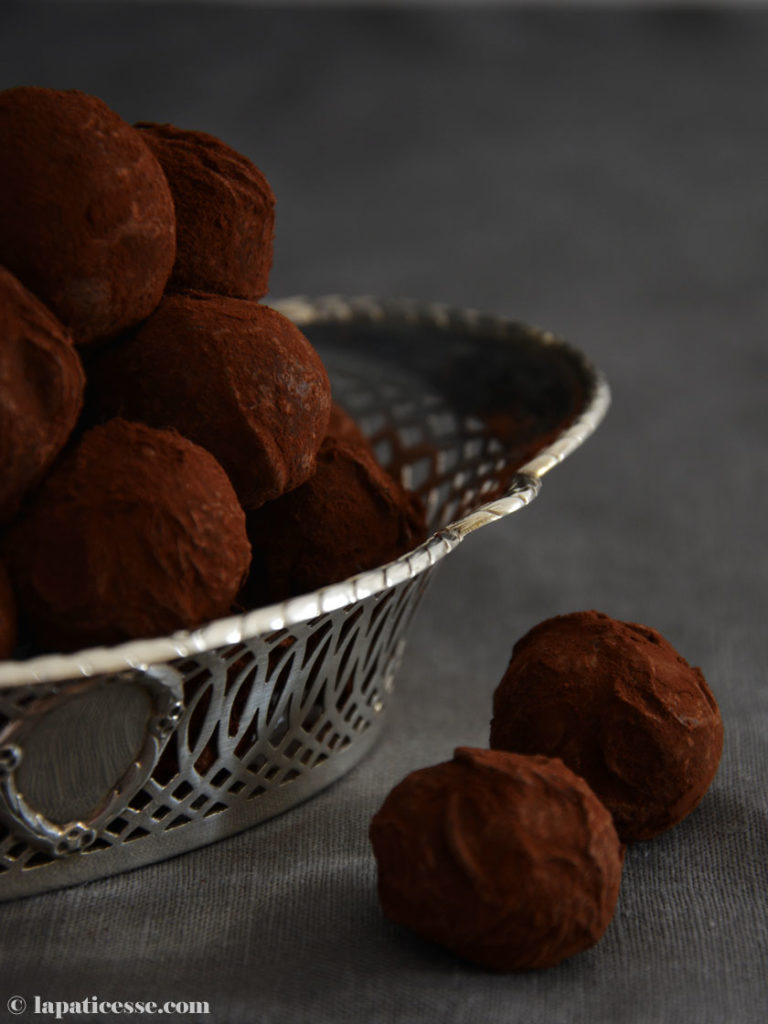 truffes-au-chocolat-a-lorange-et-baies-de-cannelier-schokoladentrueffel-orange-zimtblueten-mood