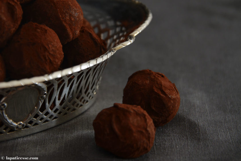 truffes-au-chocolat-a-lorange-et-baies-de-cannelier-schokoladentrueffel-orange-zimtblueten-titel