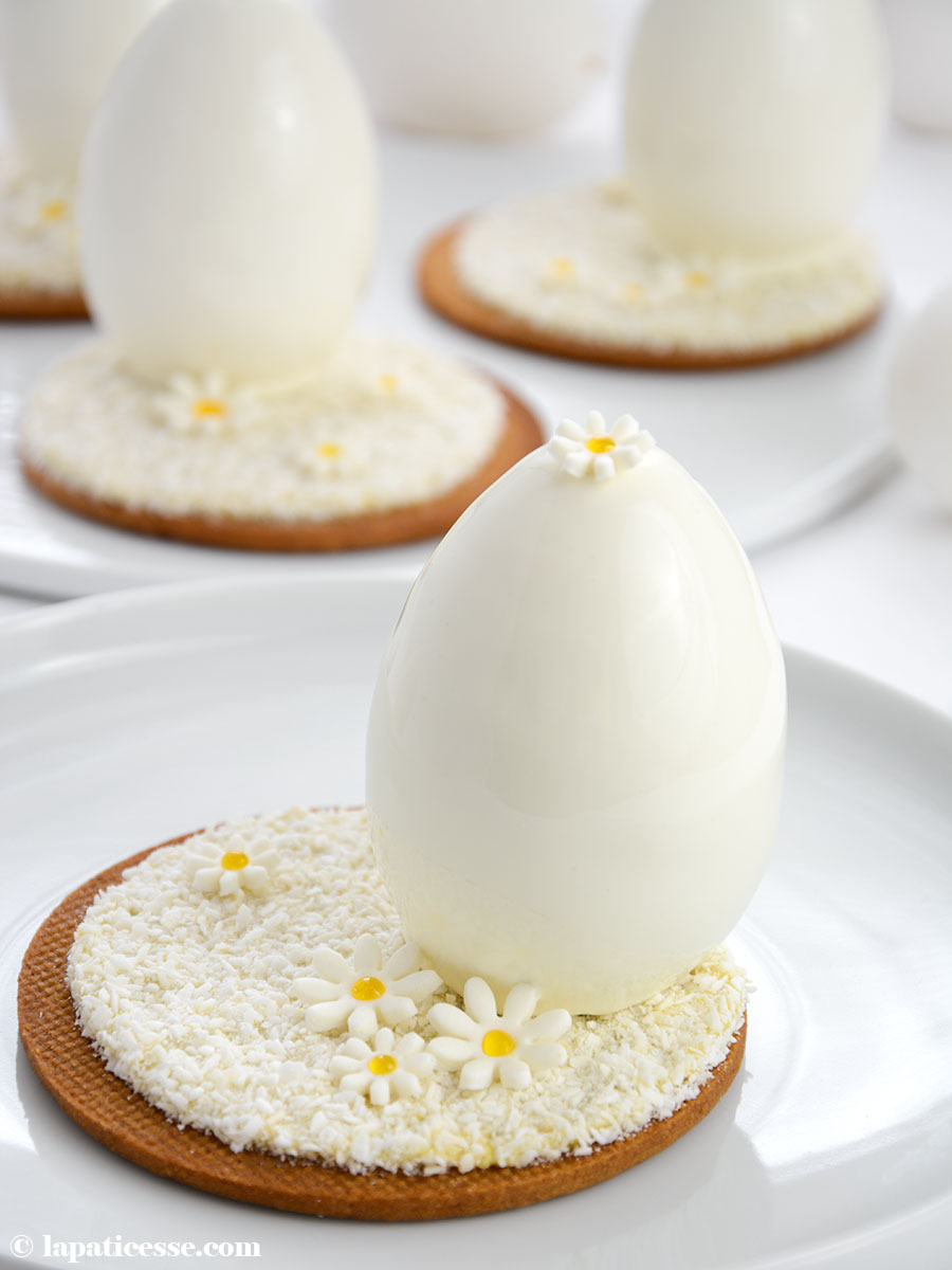 Weiße Ostereier mit Kokos und exotischen Früchten »Oeufs de Pâques ...