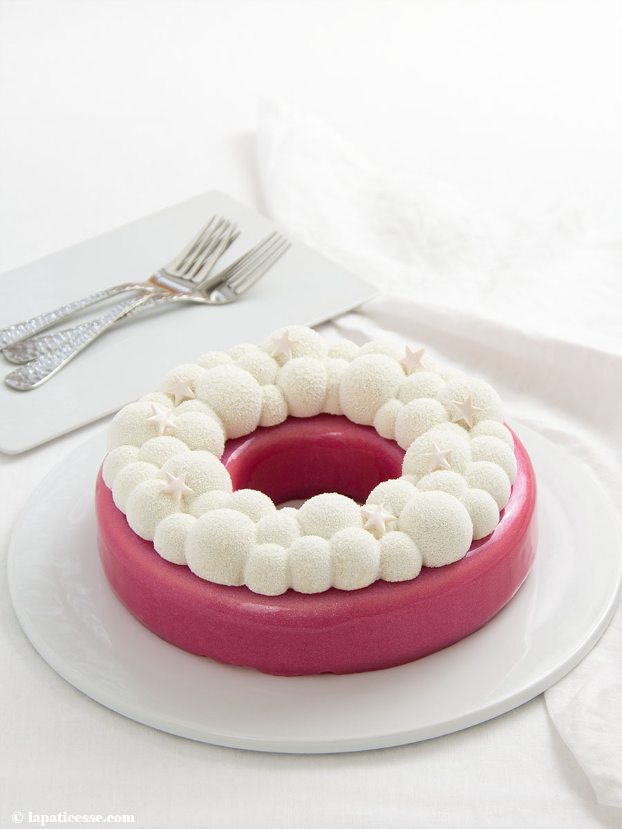 Himbeer-Kokos-Torte mit Glitzer-Glasur »Entremets Couronne de bulles ... Himbeer-Kokos-Torte mit Glitzer-Glasur »Entremets Couronne de bulles ...
