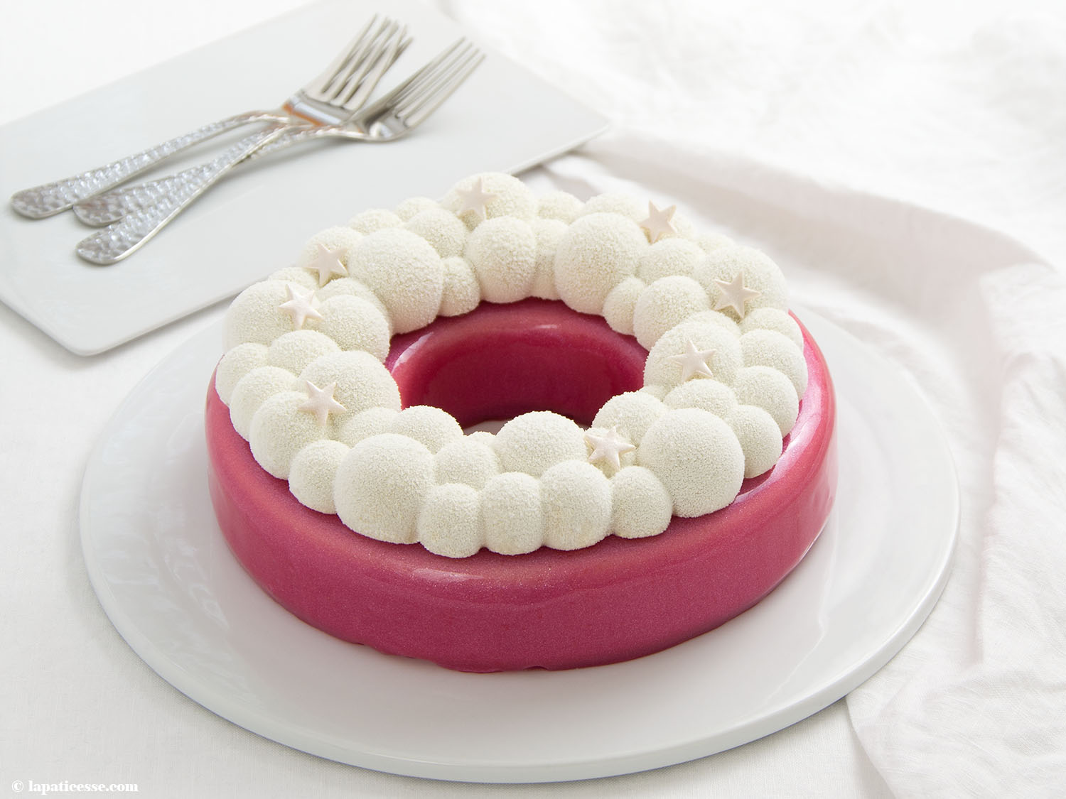 Himbeer-Kokos-Torte mit Glitzer-Glasur »Entremets Couronne de